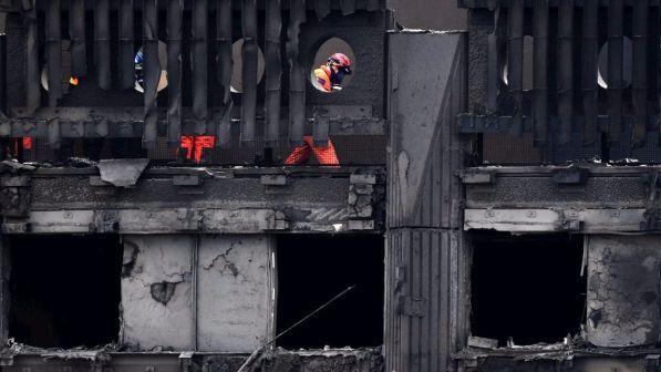 Incendio a Londra, la polizia: "Ritenuti morti i 58 dispersi" | La May incontra i superstiti