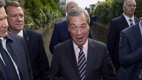 Farage: accordo Ue-Gb patetico