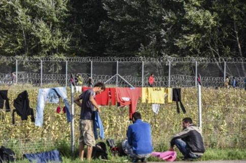 Migranti, linea dura dell'Ungheria: "Terremo chiusi i nostri confini"