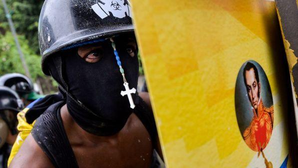 Scontri in Venezuela, manifestante 17enne ucciso a Caracas