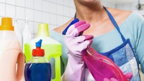 Crisi, calano i lavoratori domestici Ma è boom di colf e badanti italiane