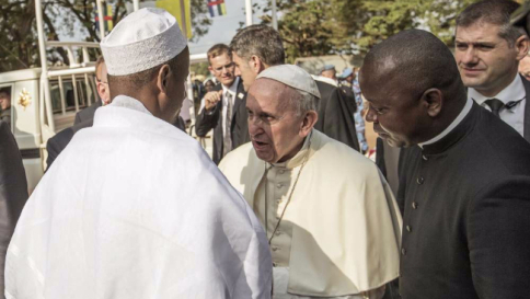 Centrafrica, il Papa visita la moschea di Bangui: "Basta violenza nel nome di Dio"