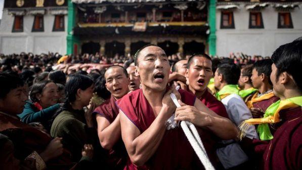 Cina, tibetano si dà fuoco per protesta contro Pechino