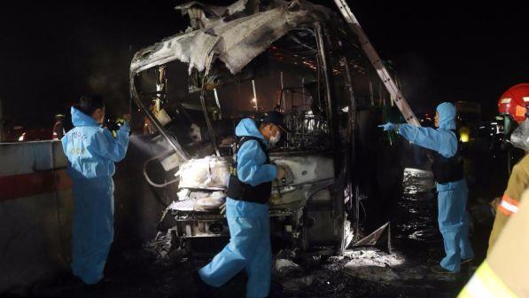 Corea del Sud, bus a fuoco dopo scontro con guardrail: 10 morti