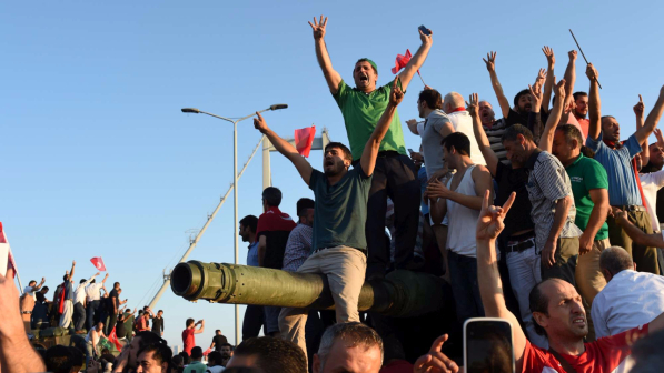 Fallito il golpe militare in Turchia, Erdogan scatena le purghe: migliaia di arresti, ipotesi pena di morte