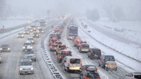 Francia, ondata di gelo e neve: Parigi bloccata dal traffico