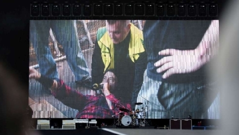 Foo Fighters: Dave Grohl cade dal palco, si rompe una gamba, ma conclude il concerto