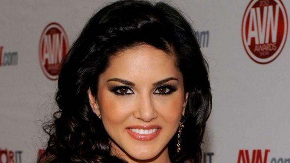 India, contadino espone il poster di una pornostar per proteggere il raccolto dal malocchio: "Ha funzionato"