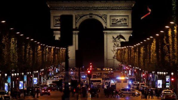 Spari sugli Champs Elysees: indaga l'antiterrorismo