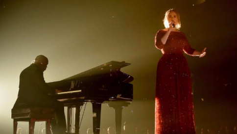Adele, anche le regine inciampano: stecca ai Grammy Awards
