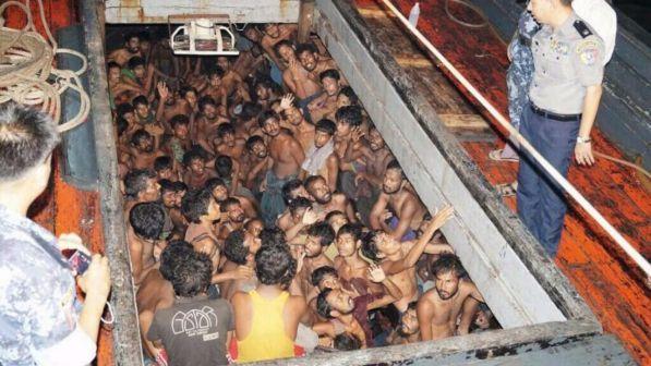 India, barcone si rovescia e affonda: annegano 22 persone