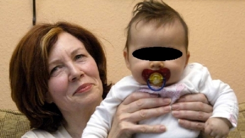 Germania, a 65 anni partorisce 4 gemelli e arriva a quota 17 figli