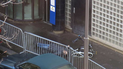 Parigi, l'uomo ucciso dagli agenti aveva in tasca un disegno con la bandiera dell'Isis