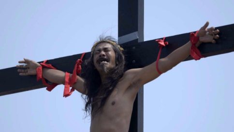 Via Crucis nel mondo: la passione e morte di Cristo diventa teatro di strada