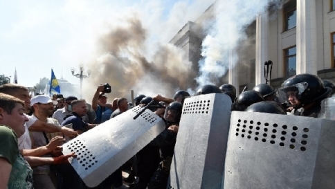 Kiev, scontri tra nazionalisti e polizia davanti al Parlamento: ucciso un agente