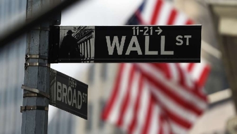 Wall Street chiude contrastata