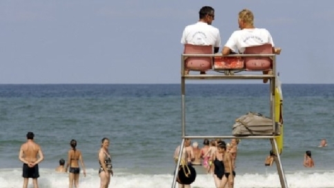 Rimini, bagnini in rivolta: "Bimbi soli in acqua, denunciamo i genitori"