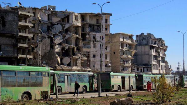 Siria, ripresa l'evacuazione dei civili: partiti circa 60 bus