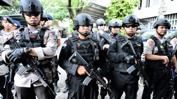 Indonesia, attacco a stazione di polizia: cinque morti