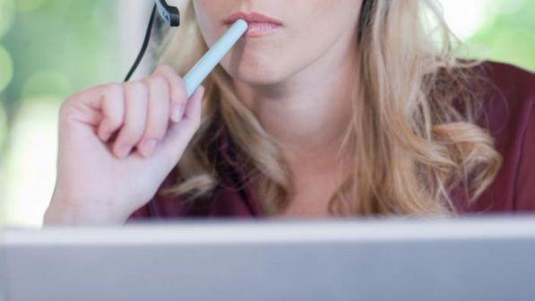 Manovra, allarme dei sindacati: si rischia stretta sui call center
