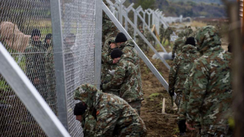 Migranti, barriera metallica tra Macedonia e Grecia: scontri con la polizia al confine