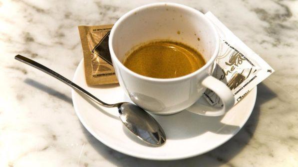 Dolce zucchero, quanto ci costi? Lo spreco in bar e ristoranti