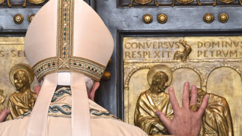 Papa apre il Giubileo della Misericordia "Basta con la paura", 70mila al rito