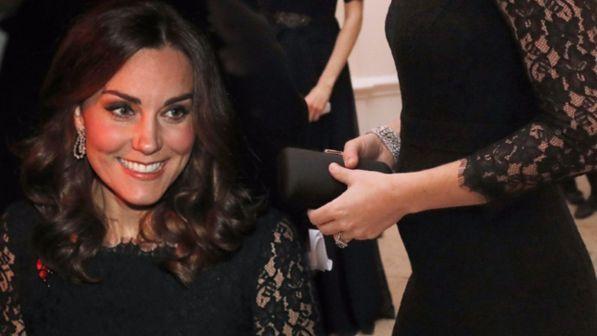 Kate Middleton al gala, ora la pancia si vede