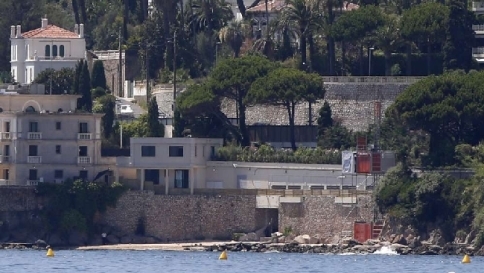 Francia, il popolo "caccia" il re saudita Riapre la spiaggia chiusa per il sovrano