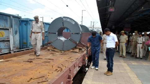 India, uomo travolto da 17 treni mentre la polizia litiga sul caso