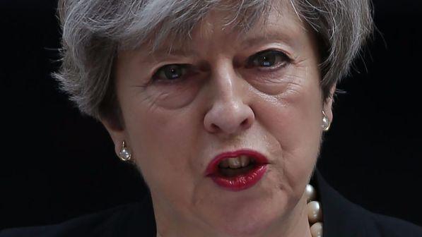 Furgone su pedoni a Londra, May: "Terribile incidente"