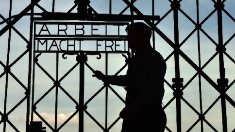 Germania, migranti ospitati a Dachau: polemica per l'uso dei campi nazisti
