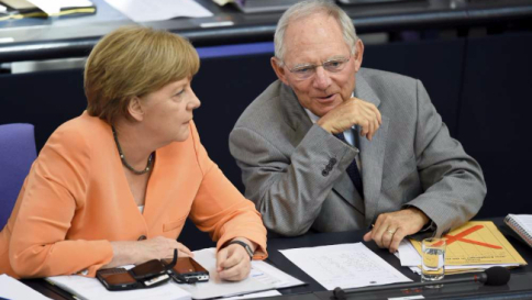 Migranti, Schaeuble: "Istituire una tassa sulla benzina per coprire i costi"