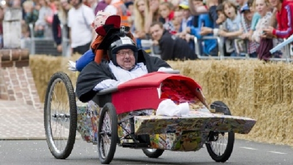 Fantasia e coraggio per la "Soapbox Race" Tra gli ostacoli su macchine amatoriali