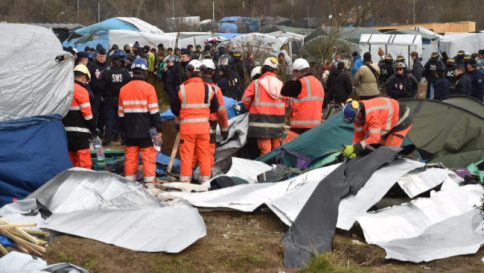 Scontri tra polizia, attivisti e migranti: stop allo sgombero della "Giungla" di Calais