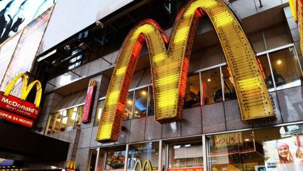 Gb, McDonald's mette al bando le cannucce di plastica: "Test per materiali alternativi in Usa, Francia e Norvegia"