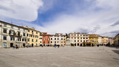 Sarzana diventa il primo Comune attrezzato per scattare i selfie