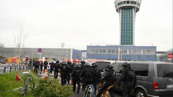 Orly, la polizia: l'aggressore ucciso era un musulmano radicalizzato