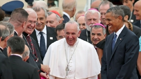 Papa Francesco accolto a Washington da Barack Obama tra cori e ovazioni
