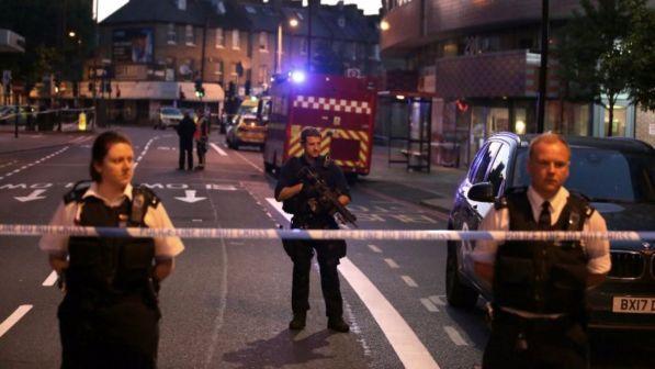 Londra, furgone su pedoni vicino a moschea: un morto