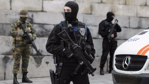 Il Belgio trema, massima allerta terrorismo Bruxelles: chiusi negozi, metro e cinema