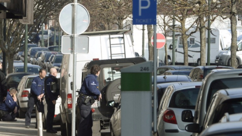 Bruxelles, operazione anti-terrorismo: ucciso uno dei sospetti, in fuga altri due