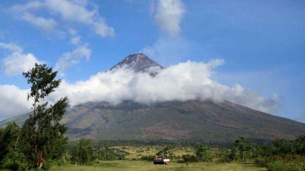 Filippine, torna in attività il vulcano Mayon: centinaia di evacuati