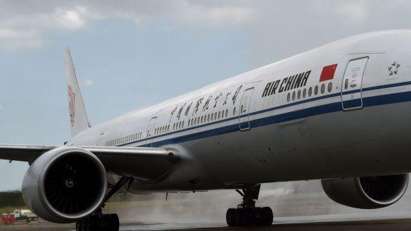 Cina, aereo costretto ad atterraggio emergenza a Zhengzhou