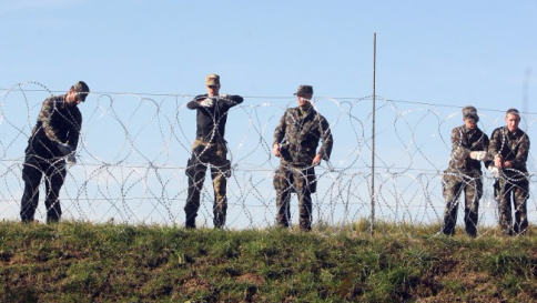 Slovenia, filo spinato al confine con la Croazia per controllare l'afflusso di migranti