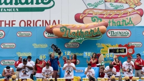 Usa, la gara dei mangiatori di hot dog
