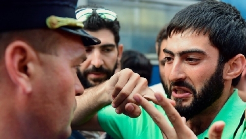 Budapest, lacrimogeni contro i migranti Il governo attacca: "Colpa della Merkel"