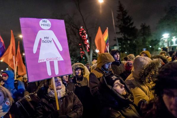 Polonia, donne manifestano contro la stretta alla legge sull'aborto