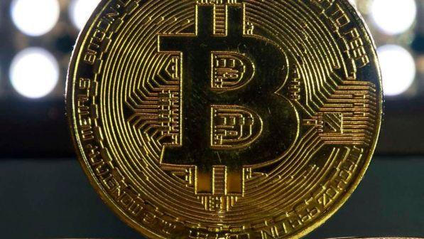 Bitcoin segna nuovo scivolone e finisce sotto i 12mila dollari