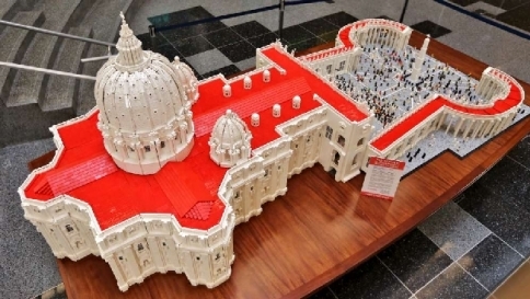Usa, prete costruisce Vaticano di Lego